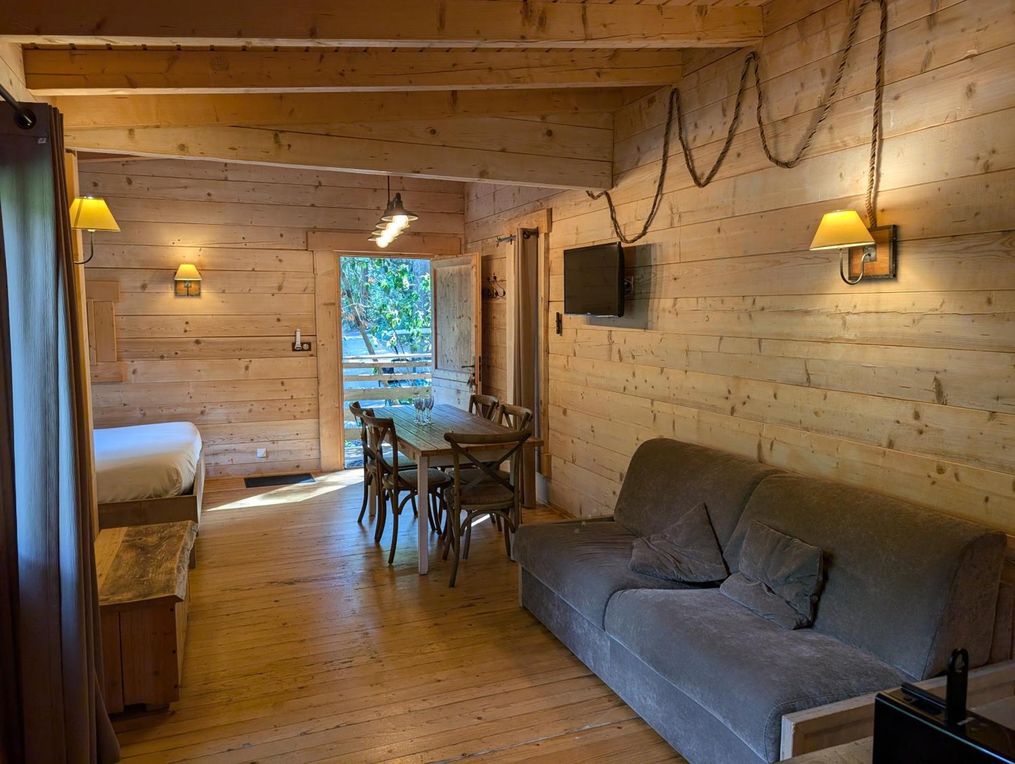 Les Cabanes Dans Les Bois Logis Hotel Villedubert المظهر الخارجي الصورة