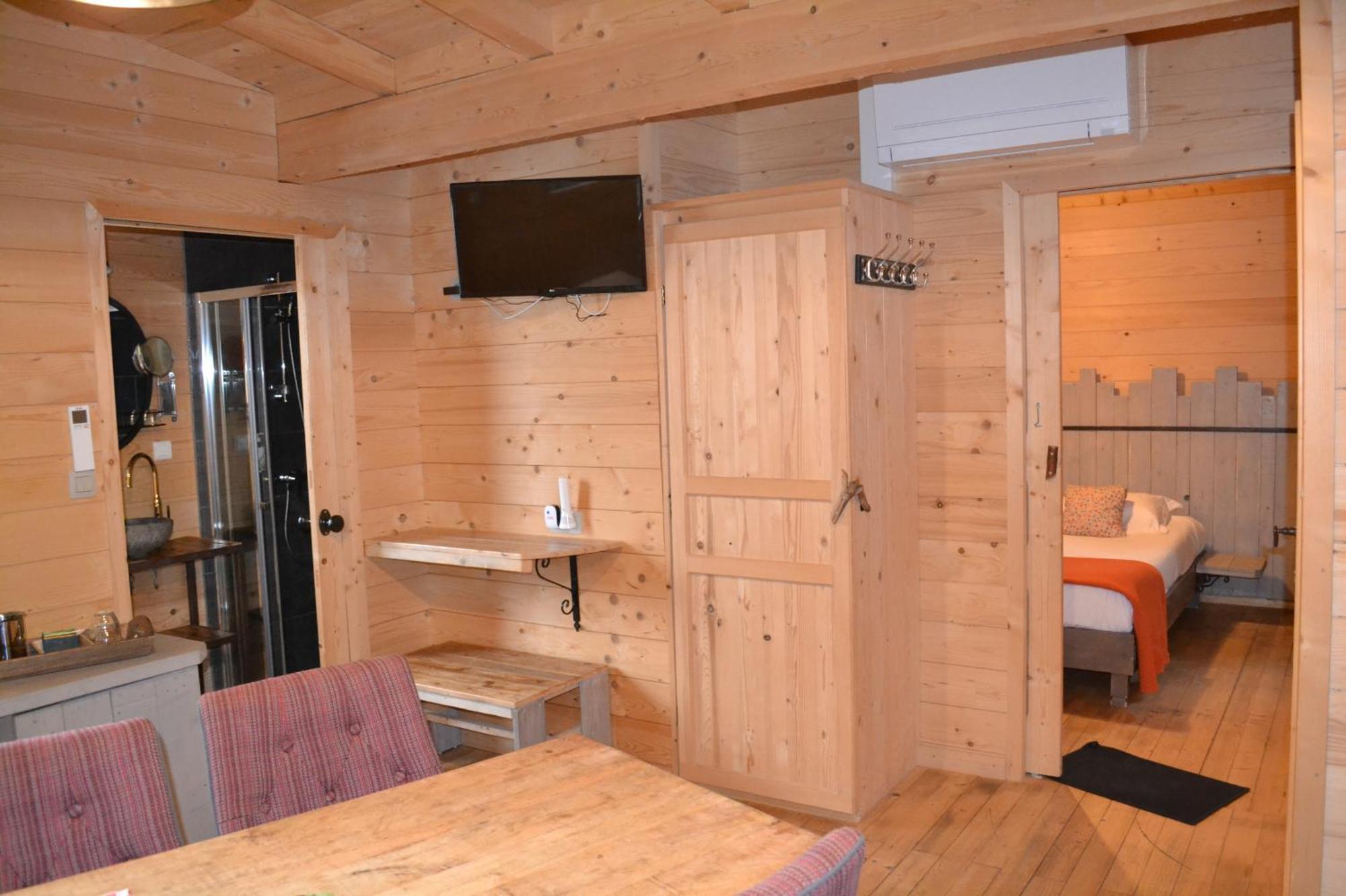Les Cabanes Dans Les Bois Logis Hotel Villedubert المظهر الخارجي الصورة